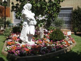 El pati de les Escol�pies, llumin�s i espl�ndit, fou un altre dels espais oberts a Arenys de Mar durant la mostra Flors i Titelles 2009