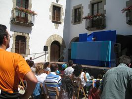 Sota el sol de diumenge al mat�, titelles a una pla�a de l'Ajuntament guarnida per a l'ocasi�
