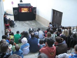 L'escenari de la pla�a de la Mina, entranyable i acollidor, fou un dels espais m�s concorreguts per veure titelles dissabte a la tarda