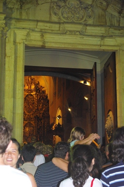 Tot a punt per cantar l'himne a Sant Zenon, durant les Completes
