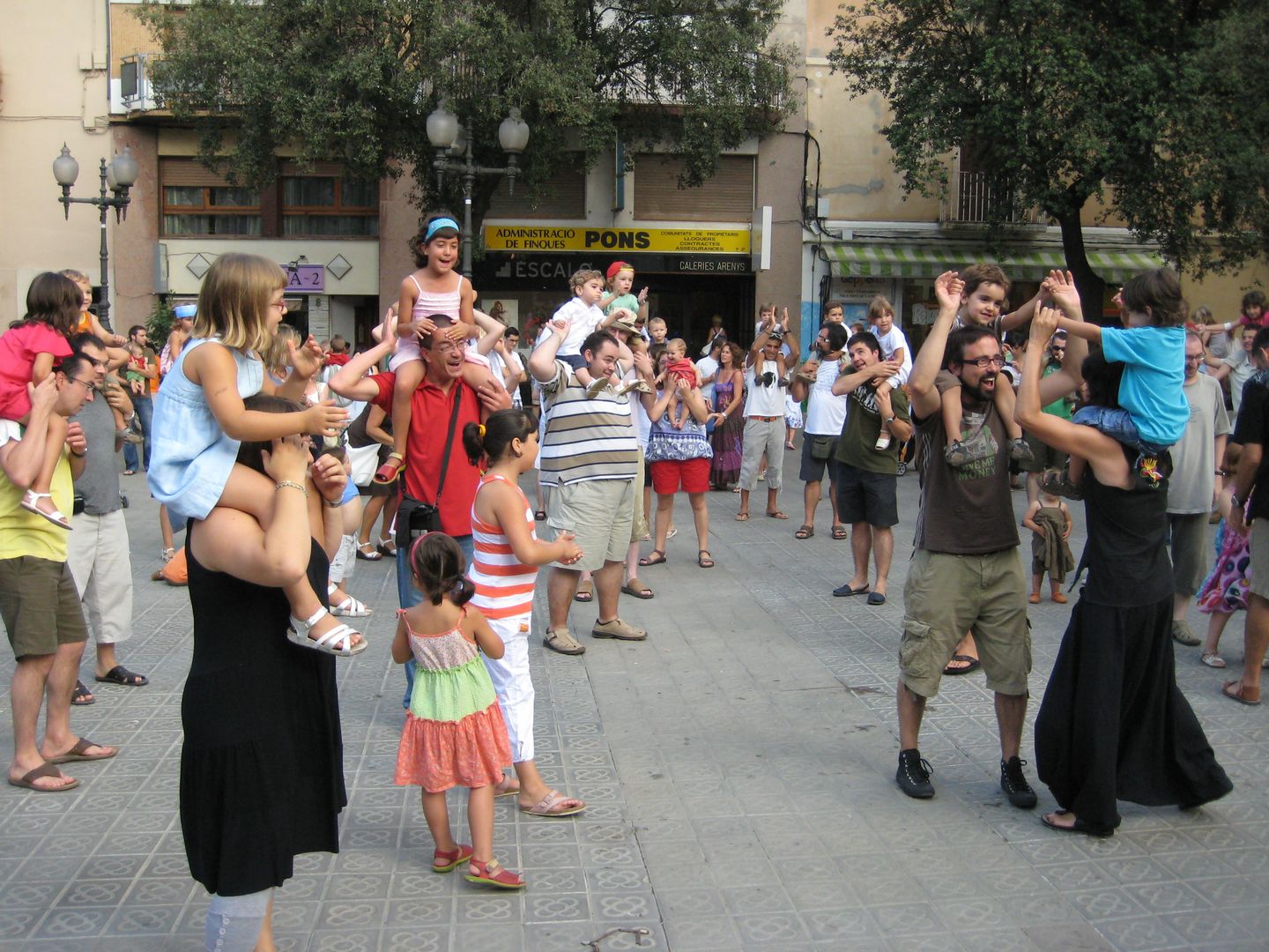 Ball infantil amb No� Ribas a la placeta