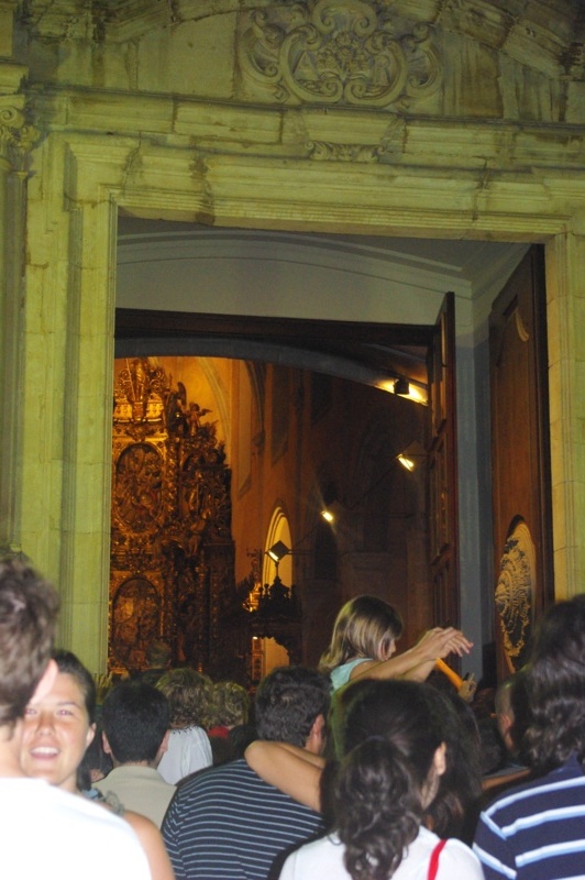 Tot a punt per cantar l'himne a Sant Zenon, durant les Completes
