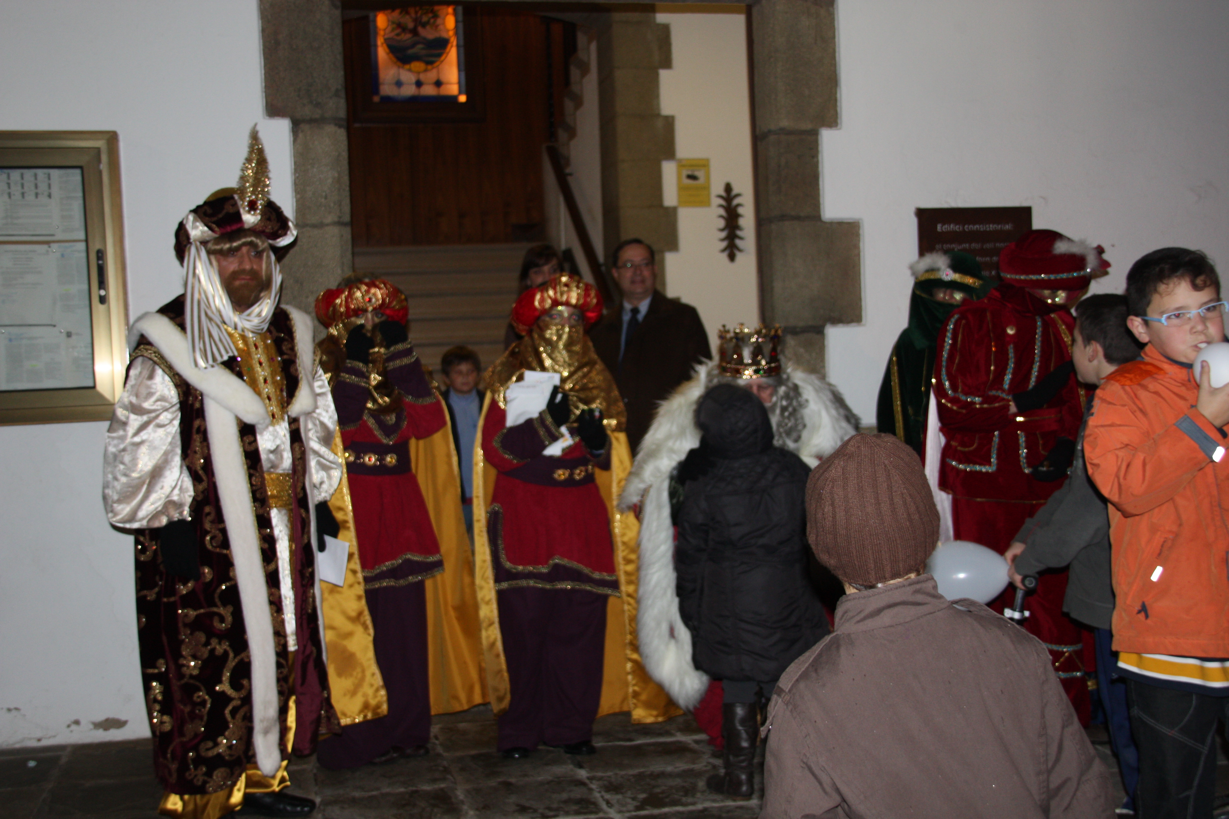 Els Reis a l'arribada a l'Ajuntament per a la recepci� oficial