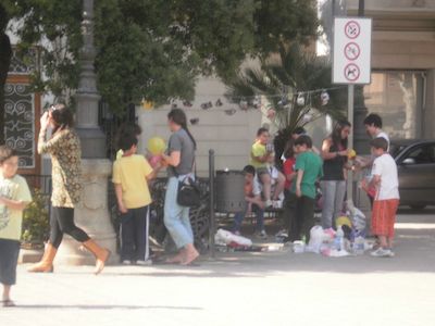 L'Agrupament Escolta Flors i Calcat fent tallers per decorar la pla�a de l'Esgl�sia