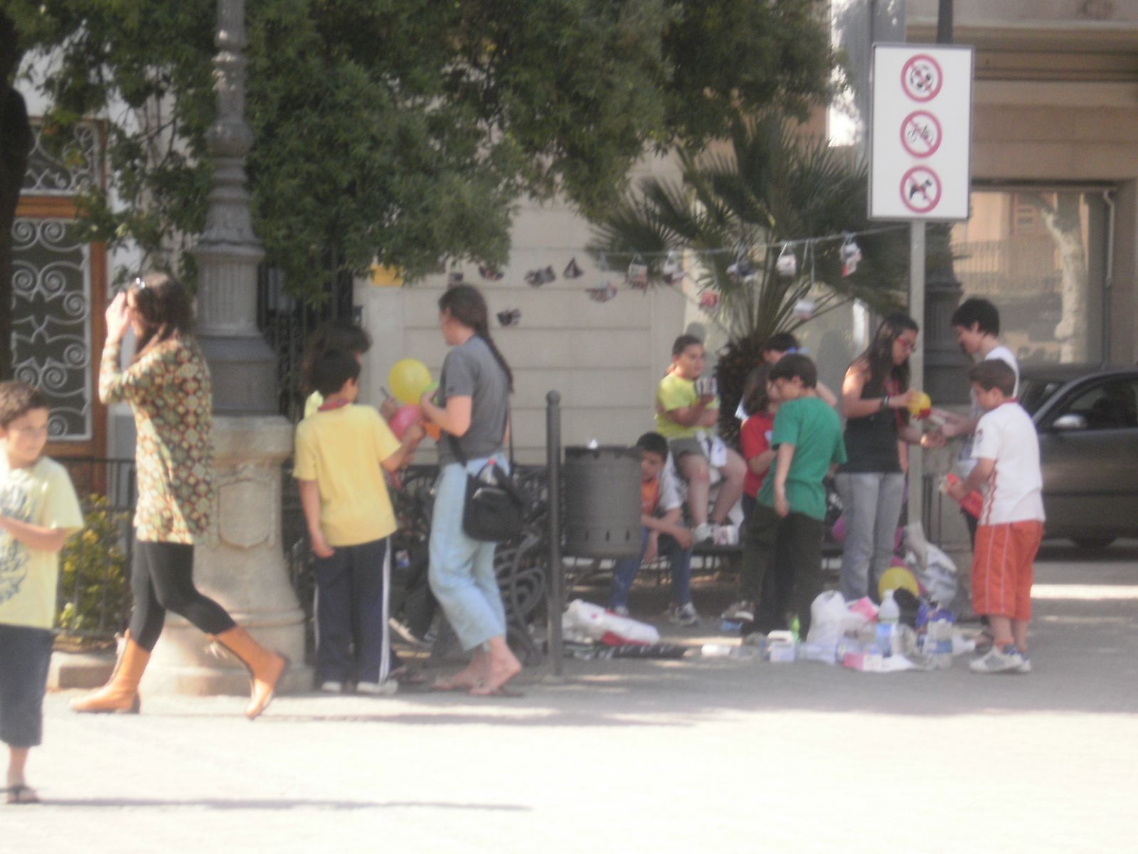 L'Agrupament Escolta Flors i Calcat fent tallers per decorar la pla�a de l'Esgl�sia