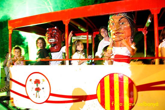 Cercavila nocturna de gegants