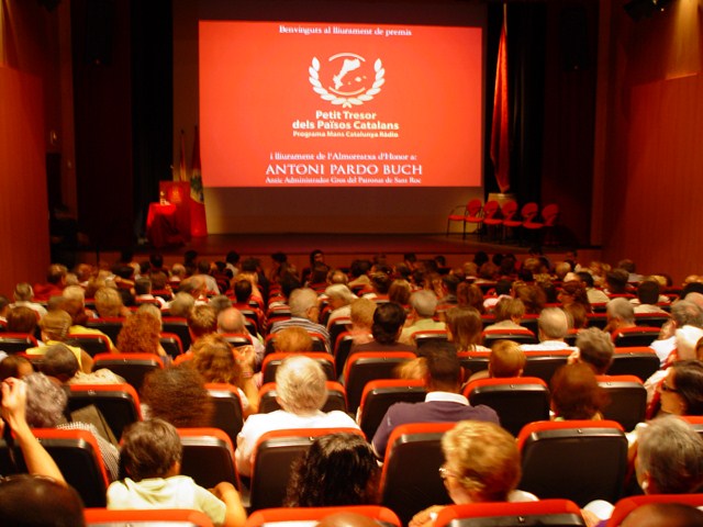 Lliurament del premi Petit Tresor dels Pa�sos Catalans als macips d'Arenys
