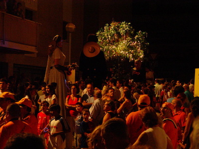 Cercavila nocturna de gegants