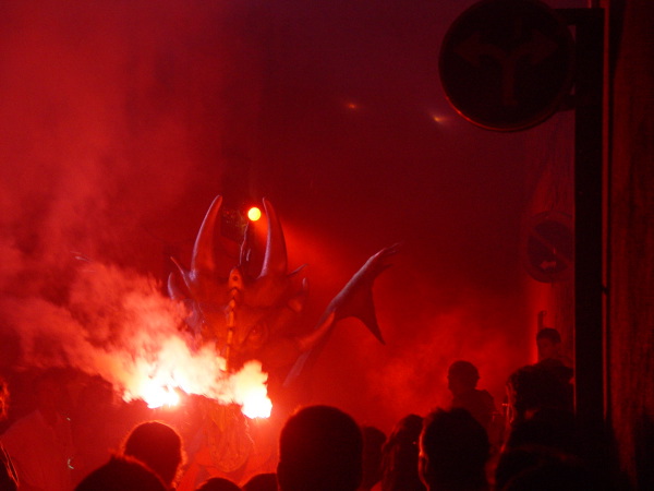 Cercavila nocturna de gegants