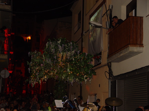 Cercavila nocturna de gegants