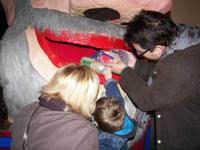 Una fam&iacute;lia donant menjar al ti&oacute; 2008