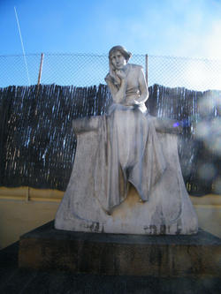 Escultura de Josep Llimona, al pante&oacute; de la fam&iacute;lia Mundet, al cementiri d'Arenys de Mar