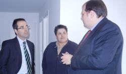 El secretari d'Habitatge, amb l'alcalde d'Arenys de Mar i la regidora de Benestar i Fam&iacute;lia