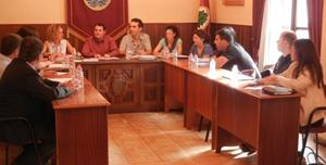 La Mesa de Contractaci&oacute; reunida amb les empreses concursants durant el proc&eacute;s de licitaci&oacute;