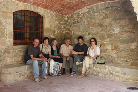 Enric Maas rodejat d'amics i la seva dona, Teresa d'Arenys. Foto: Jordi Pons.
