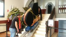 Trasllat del piano de cua a la sala Josep M. Arnau