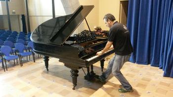 proves del piano un cop traslladat a la sala Josep M. Arnau