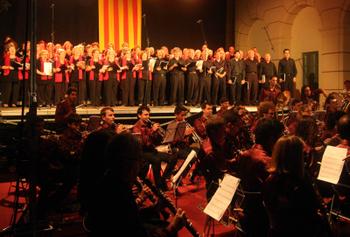 Concert dels 150 anys de la Societat Coral l'Esperan&ccedil;a d'Arenys de Mar amb la participaci&oacute; de la Coral la Lira, Coral Alian&ccedil;a. S.C. Juventut Tianenca, S.C. L'Esperan&ccedil;a i la Banda Simf&ograve;nica de Cerdanyola, dirigits per Josep Mut