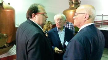 El Sr. Quinatana, al mig de la imatge, conversant amb l'Alcalde