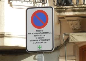 estacionament farm&agrave;cia
