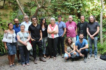 L'equip de LAIA, familiars d'Espriu i responsables municipals al pati de la casa de l'escriptor