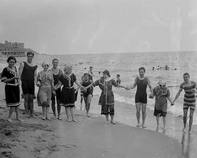 Expo Estiueig de proximitat. Homes i dones a la platja d´Arenys de Mar. Ca. 1920. Arxiu Fotogràfic Centre Excursionista de Catalunya