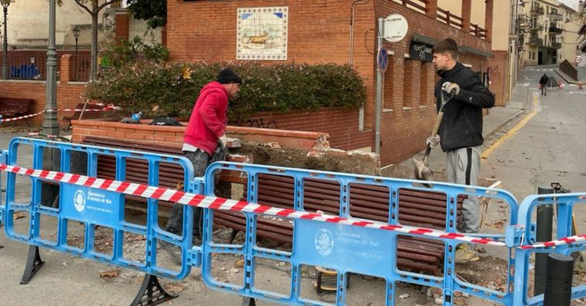 Comencen les feines de reparació del mur del costat de la plaça Lloveras