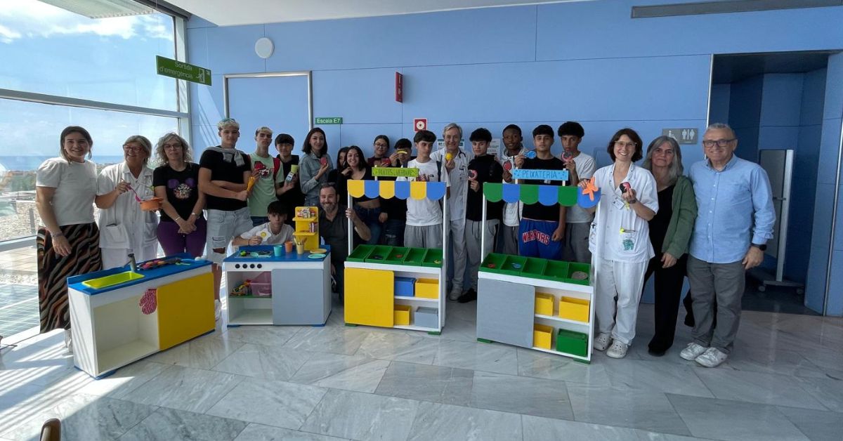Els alumnes dels cursos del Pla de Transició al Treball elaboren joguines per a l'Hospital de Mataró