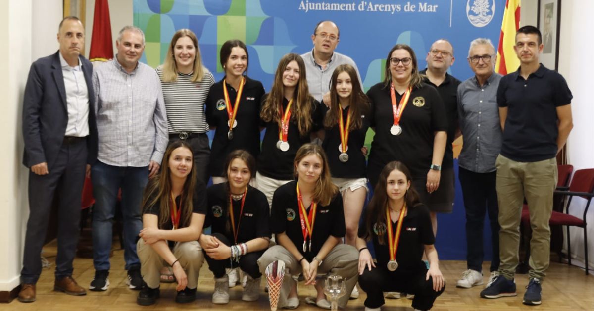 l'ajuntament homenatja el femen sub17 del club hoquei arenys