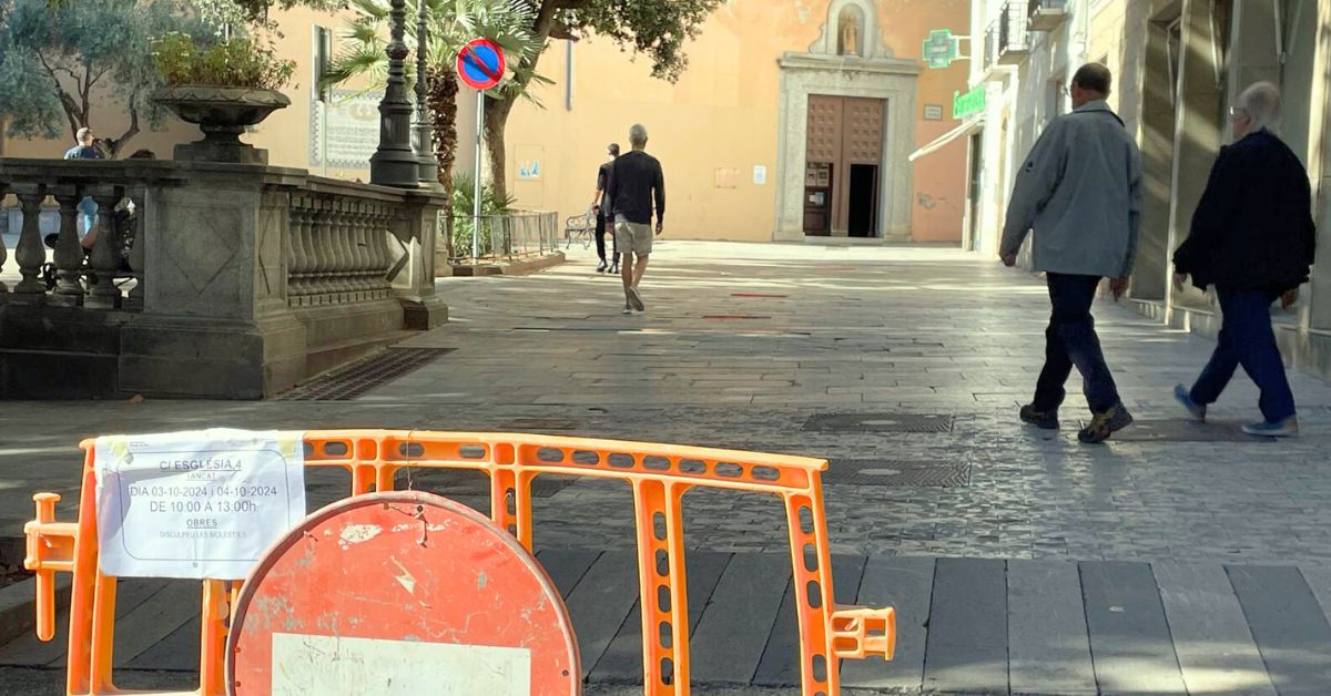 nova pavimentaci al lateral de la placeta, a l'entrada del carrer de l'esglsia