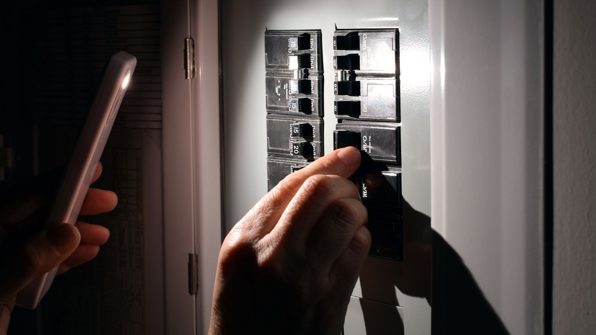 l'oficina municipal d'informaci� al consumidor informa sobre com reclamar davant d'un tall d'electricitat