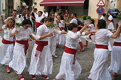 a la Riera davant la Pla�a de l'Esgl�sia