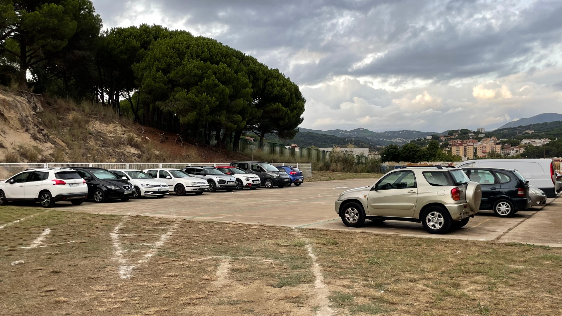 comencen els treballs per adaptar la pista i l'espai d'aparcament del cass�