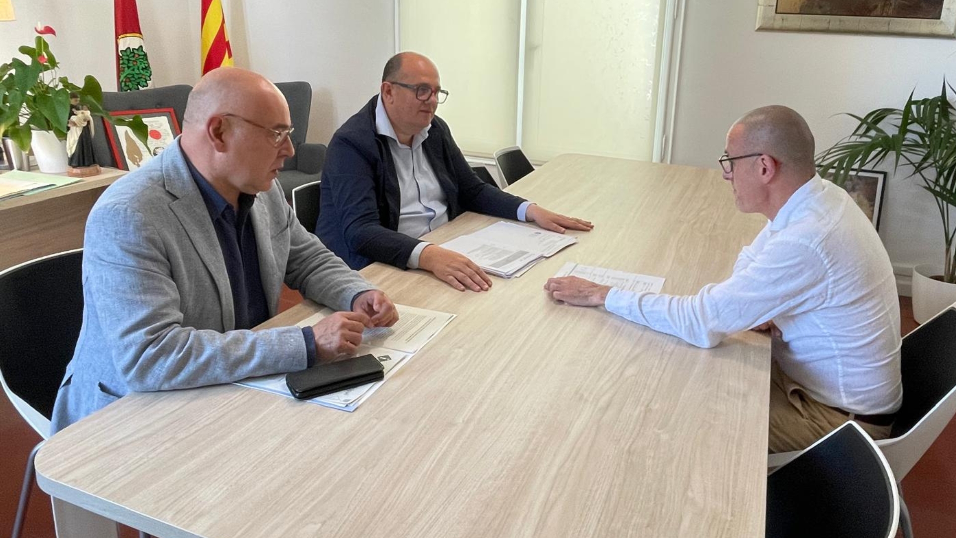 arenys de mar, arenys de munt i canet de mar sumen forces per aconseguir un bus cap a barcelona