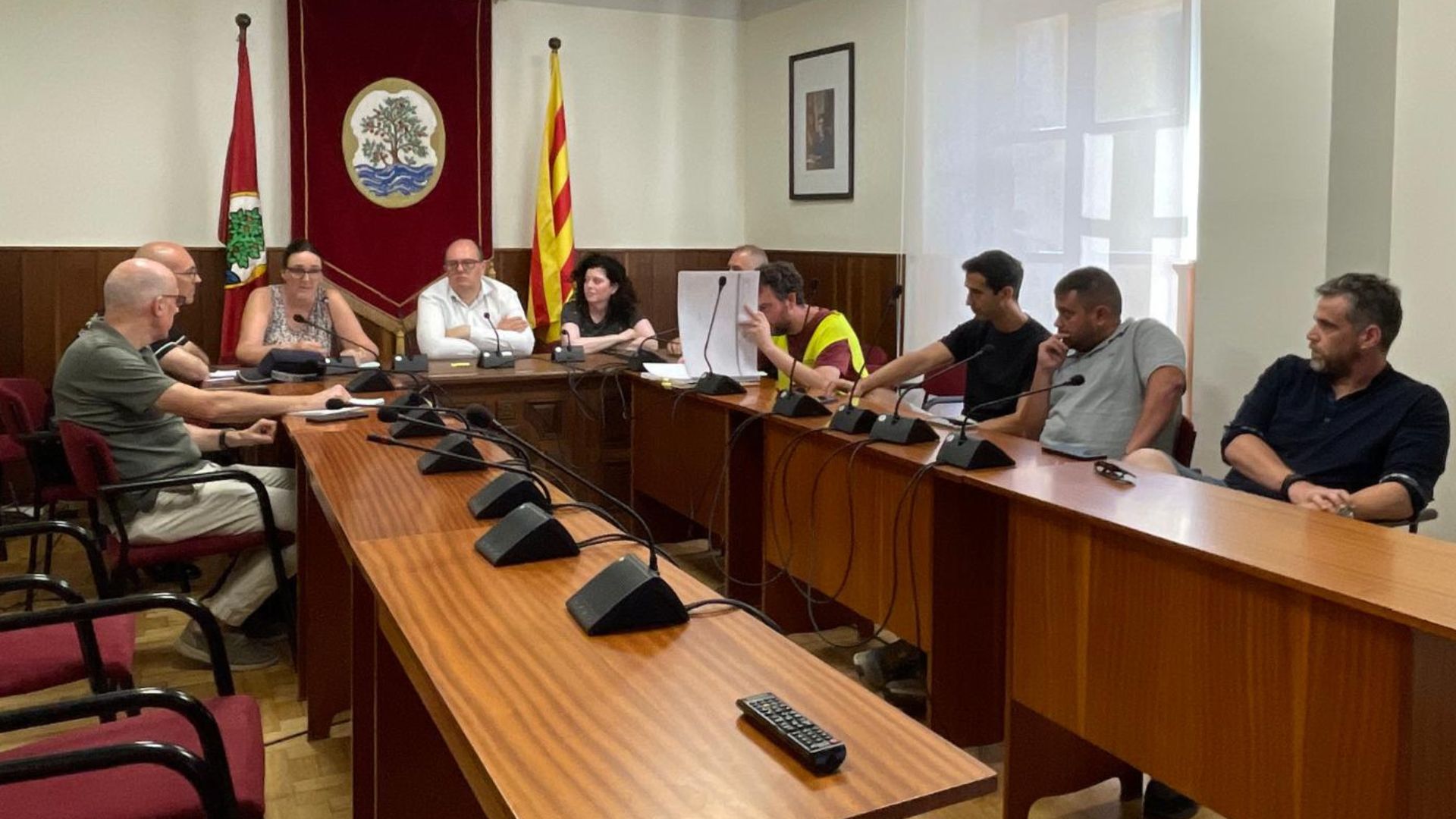 l'ajuntament i les empreses constructores acorden enderrocar part de la fa�ana de la rectoria