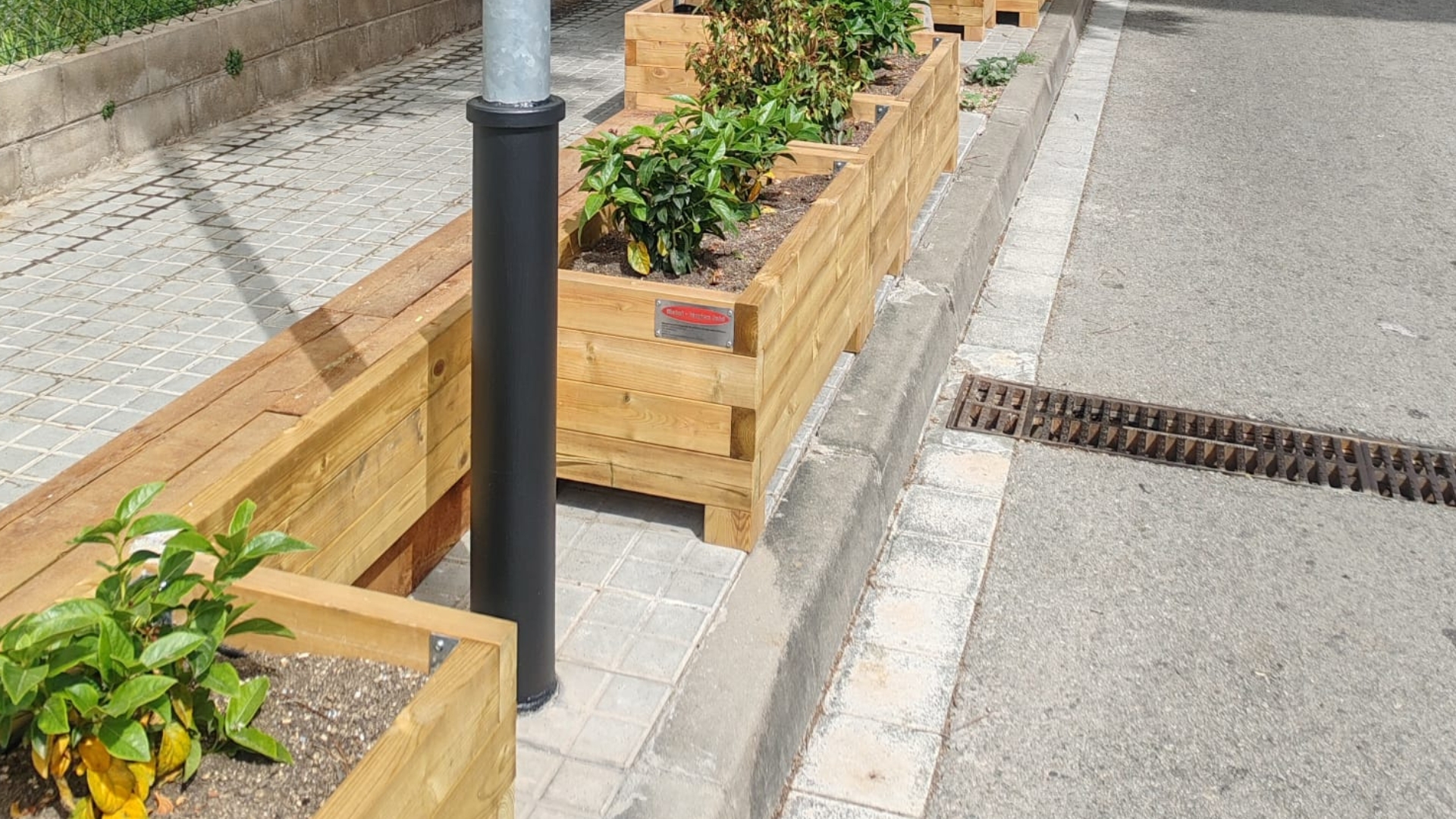 actuaci� als fanals per prevenir la corrosi� causada pels orins dels gossos