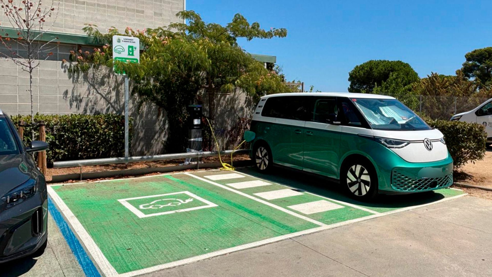 el punt de recàrrega de vehicles elèctrics del pavelló torna a estar operatiu