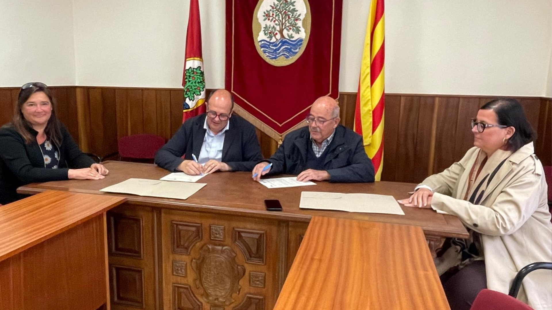 l'alcalde i el president de ports signen l'acord per la millora de l'accessibilitat del pas sota vies del bareu