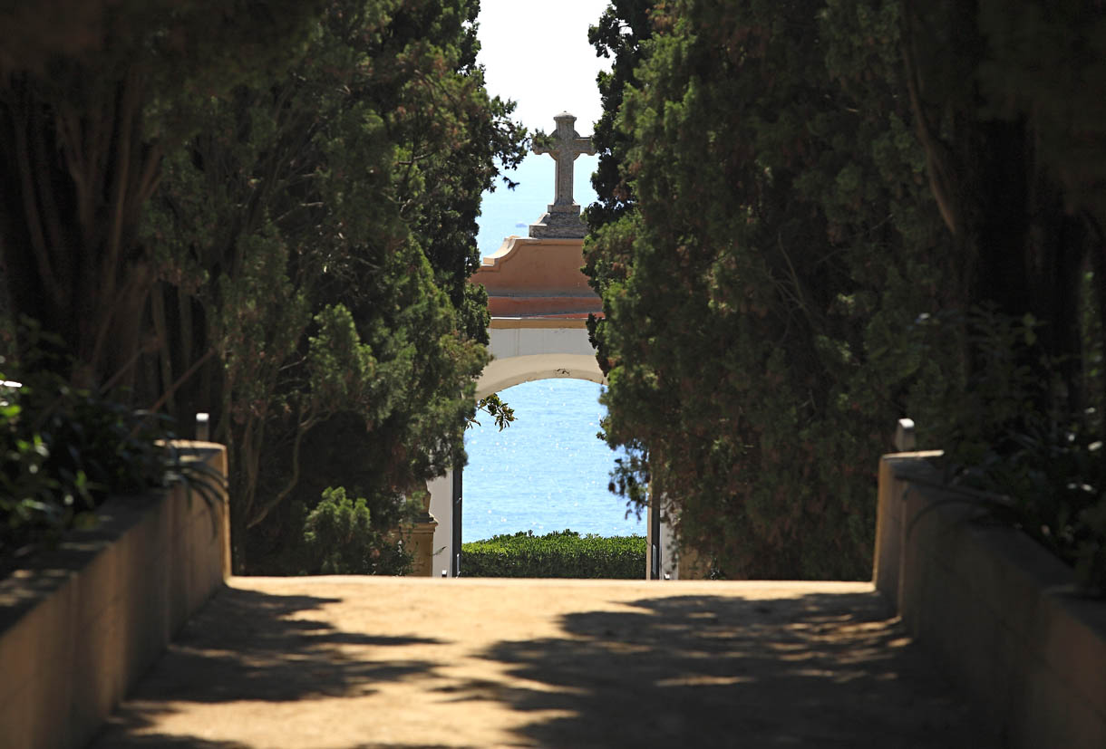 Esplanada del Tanatori del cementiri d'Arenys de Mar